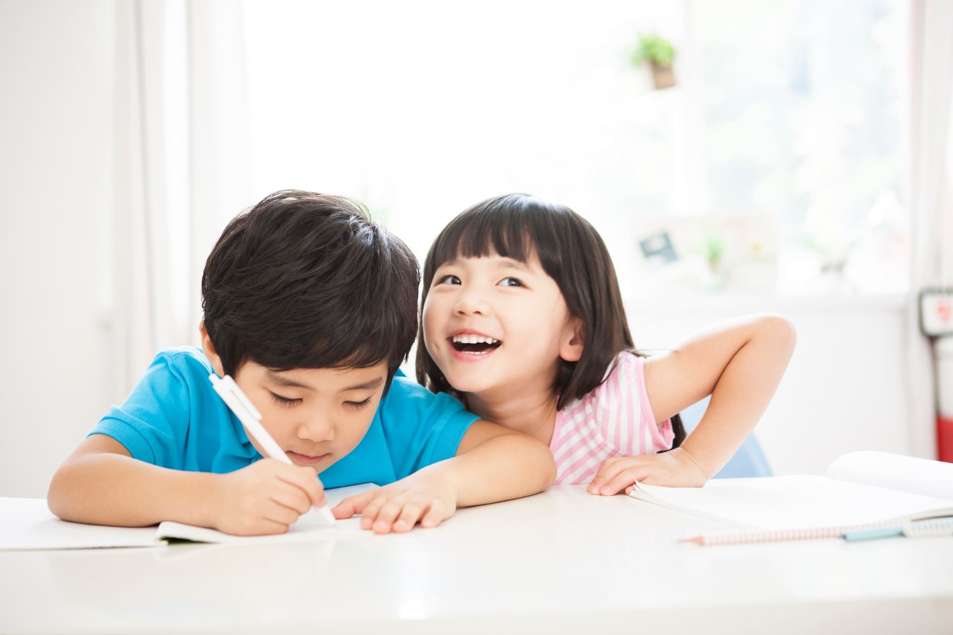 Latar belakang belajar bahasa Inggris interaktif untuk anak usia dini